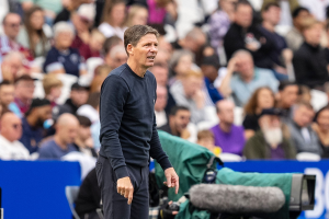 Read more about the article Oliver Glasner tentang pola pikir Guehi saat cedera Leoni memicu hubungan dengan Liverpool