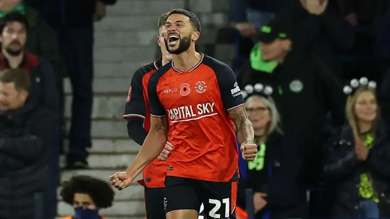 Read more about the article Tim League One Luton Town berhasil mengalahkan tim National League Forest Green Rovers 4-3 di babak pertama Piala FA